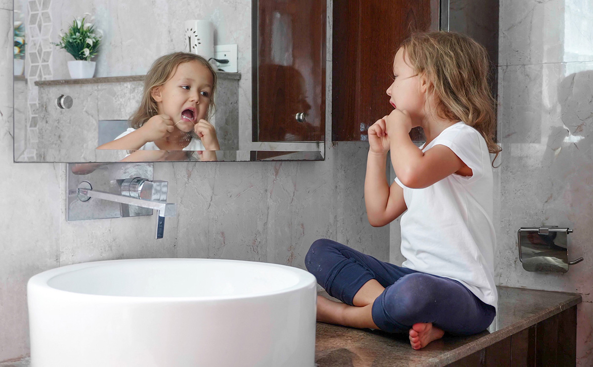 Quan haurien de comencar els nens a utilitzar el fil dental