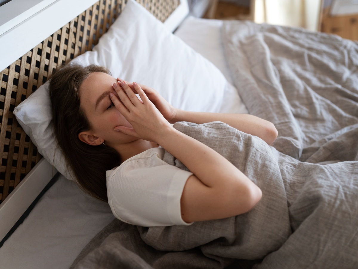 Per què em xerriquen les dents mentre dormo i com solucionar-ho