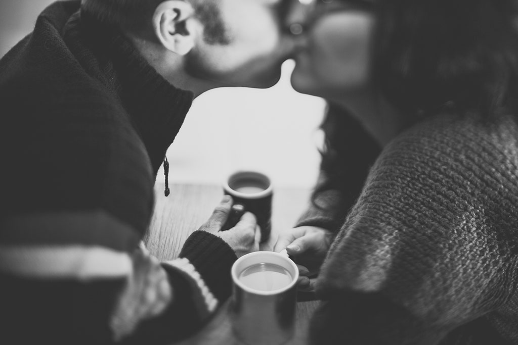 Puc encomanar la periodontitis a la meva parella quan li faig un peto
