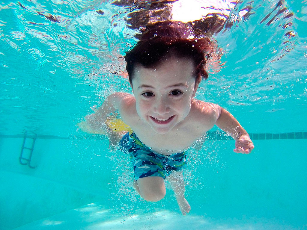 Com afecta l’aigua de la piscina a la nostra boca