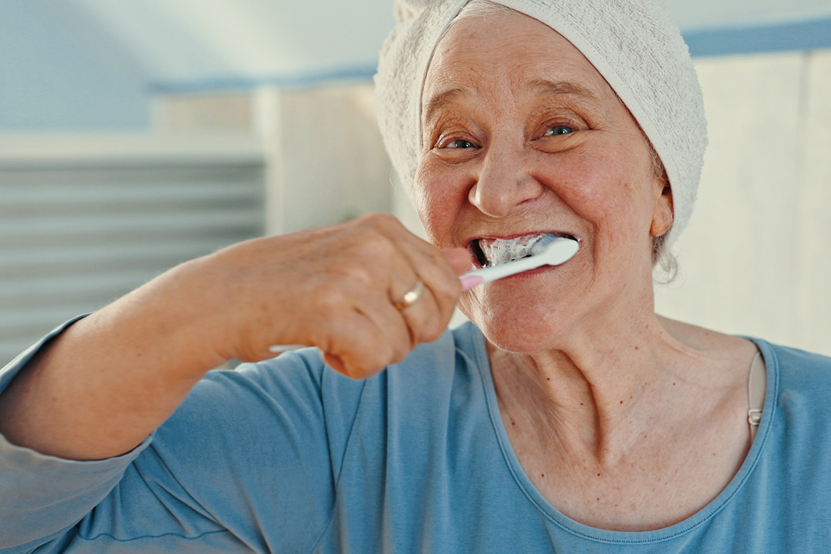 Salut bucal en la tercera edat: cures clau per mantenir les teves dents