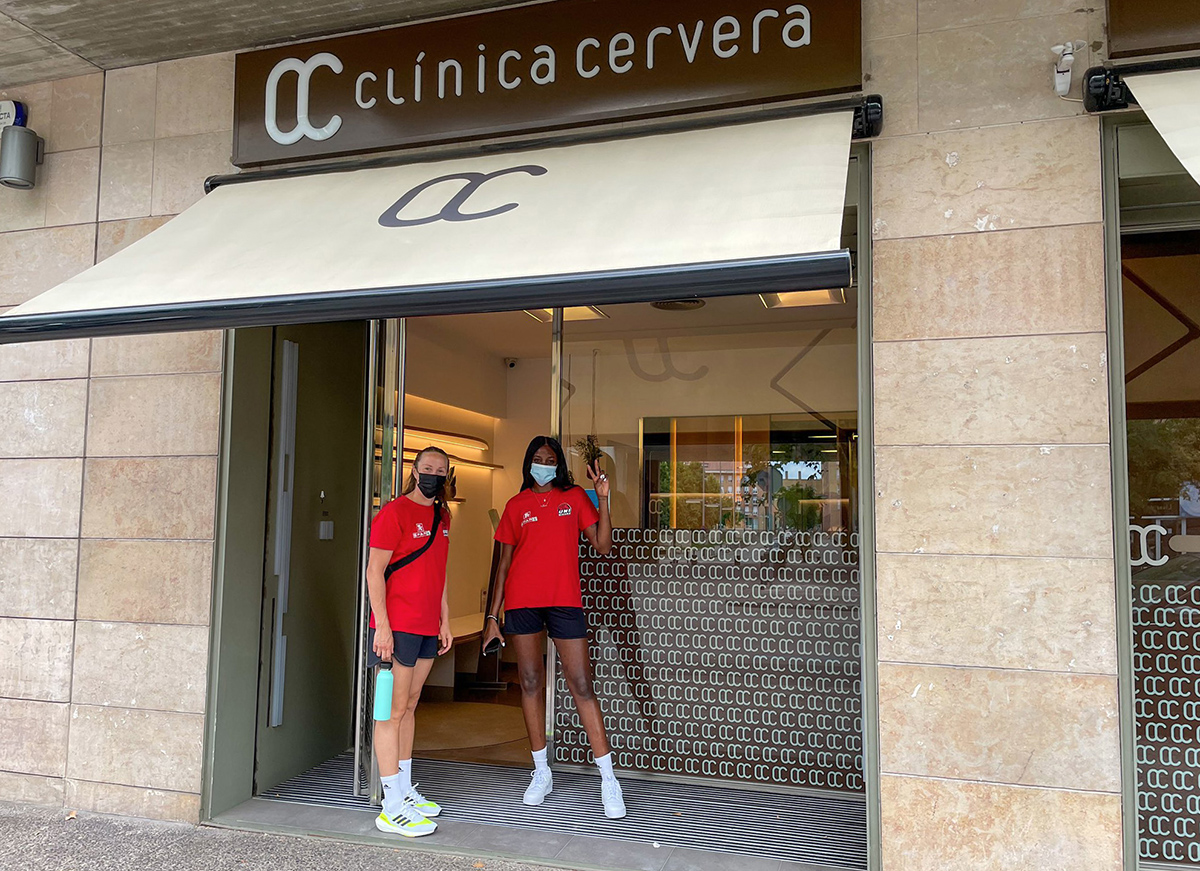 Els somriures de les jugadores de l’Uni Girona passen revisió a Clínica Cervera