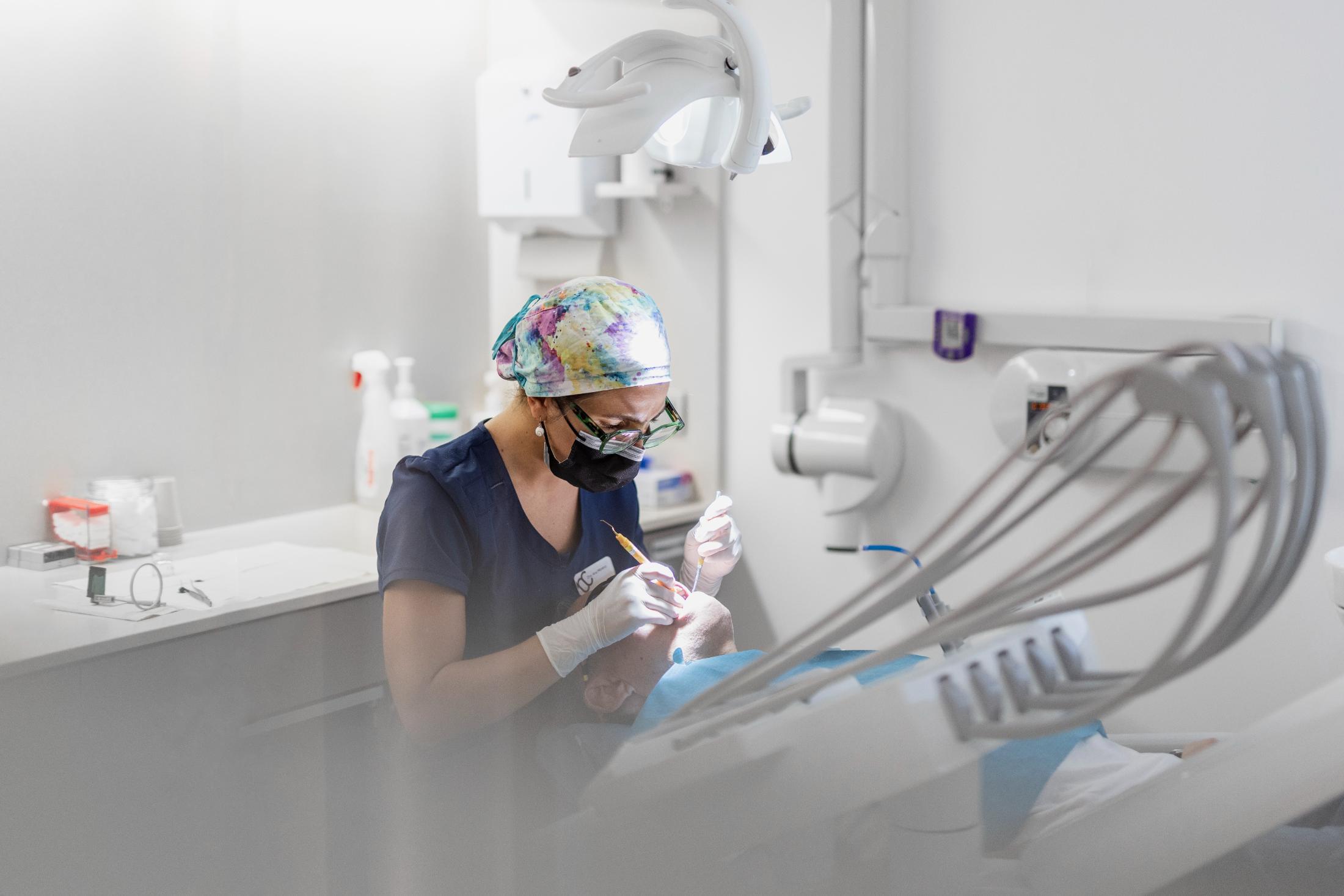 Dentista tractant a un pacient