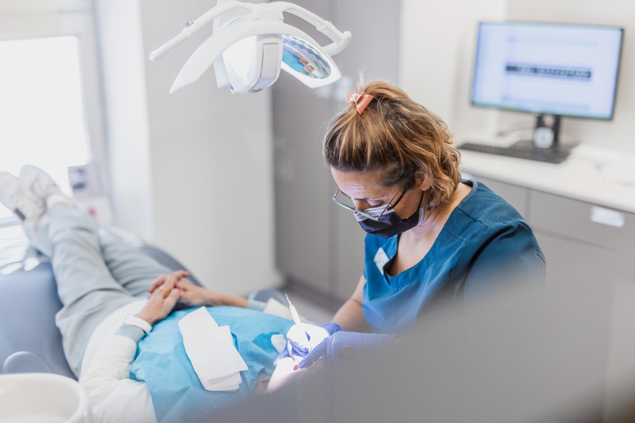 Dentista tractant a un pacient