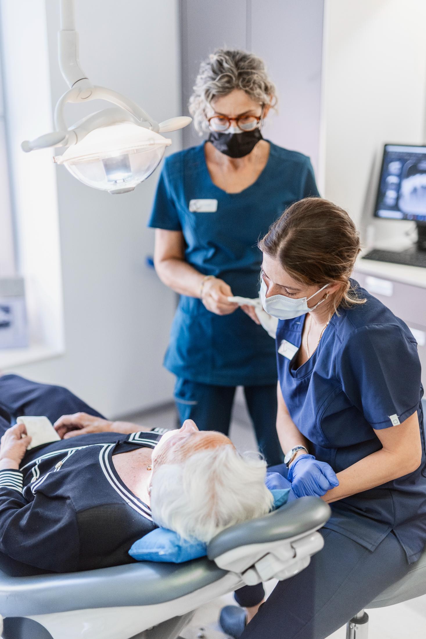 Dentista tractant a un pacient