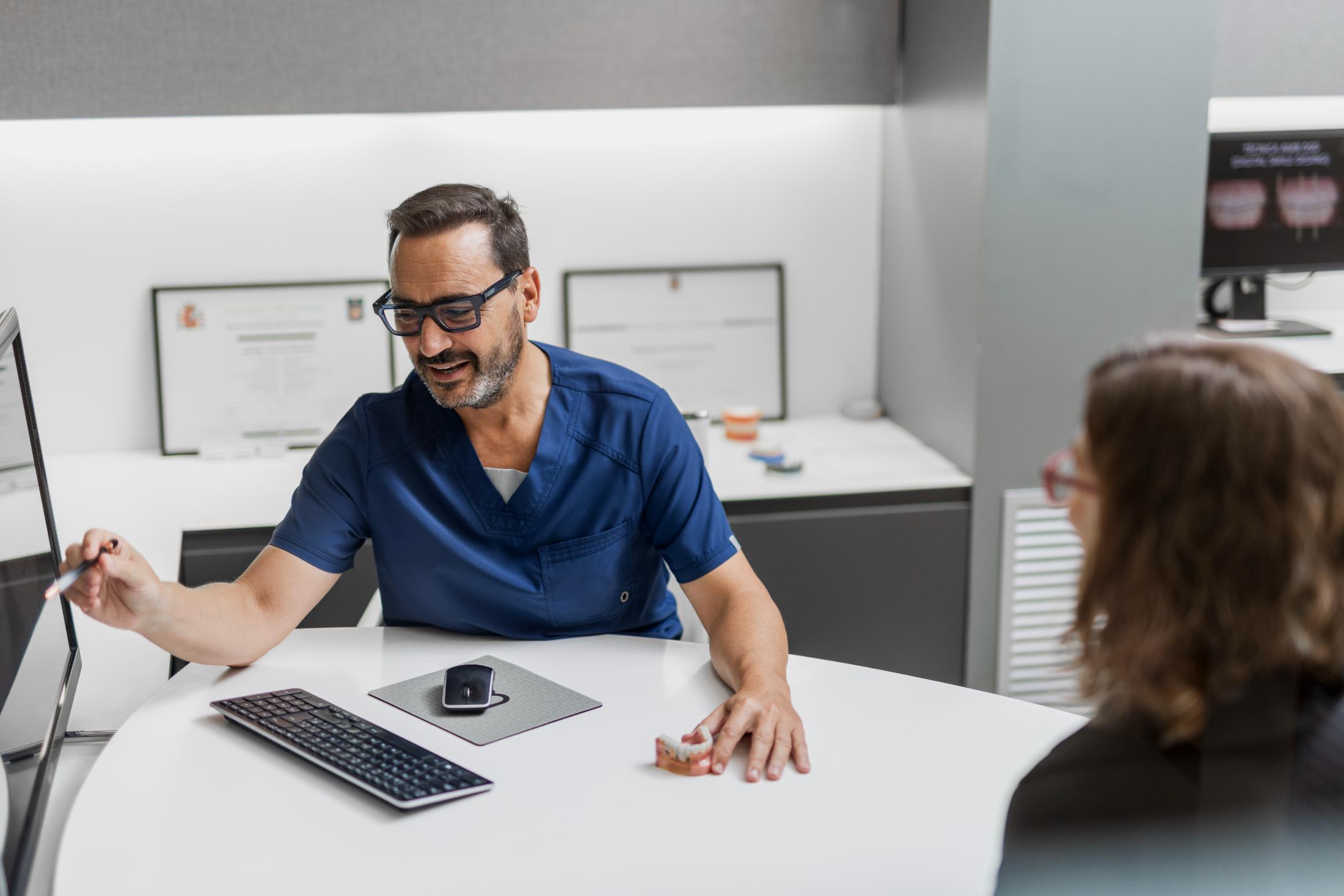 Dentista tractant a un pacient