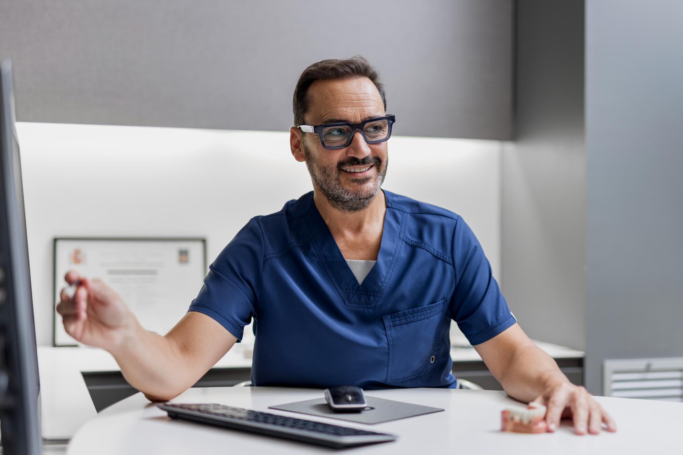 Dentista tractant a un pacient