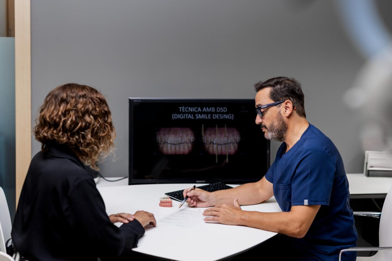 Dentista tractant a un pacient