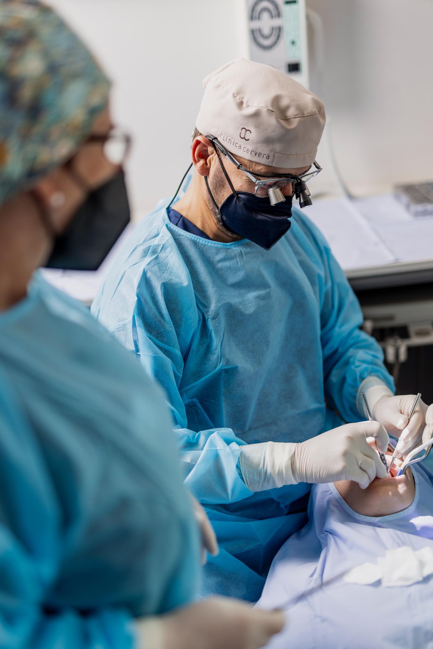 Dentista tractant a un pacient