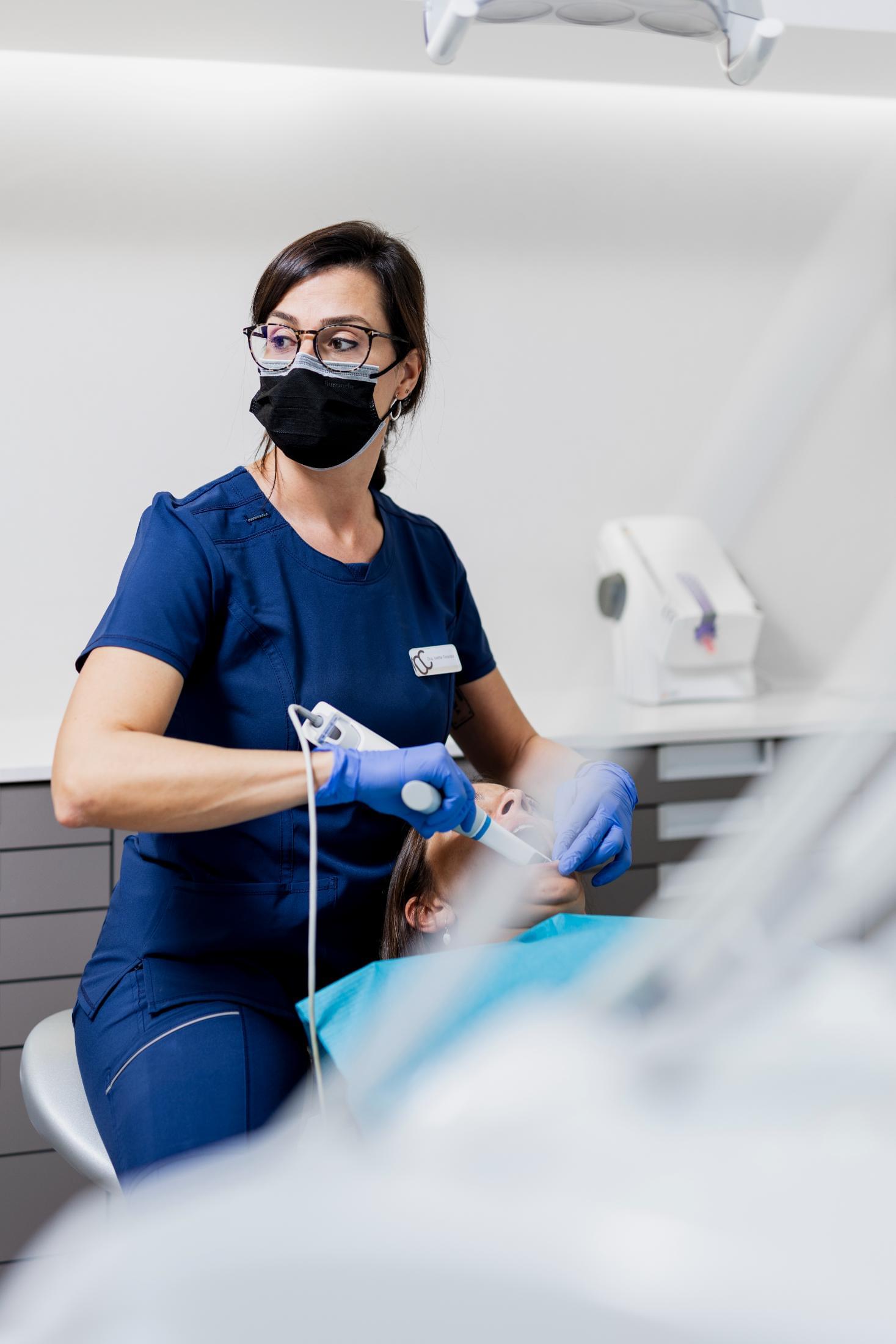 Doctora atenent a una pacient