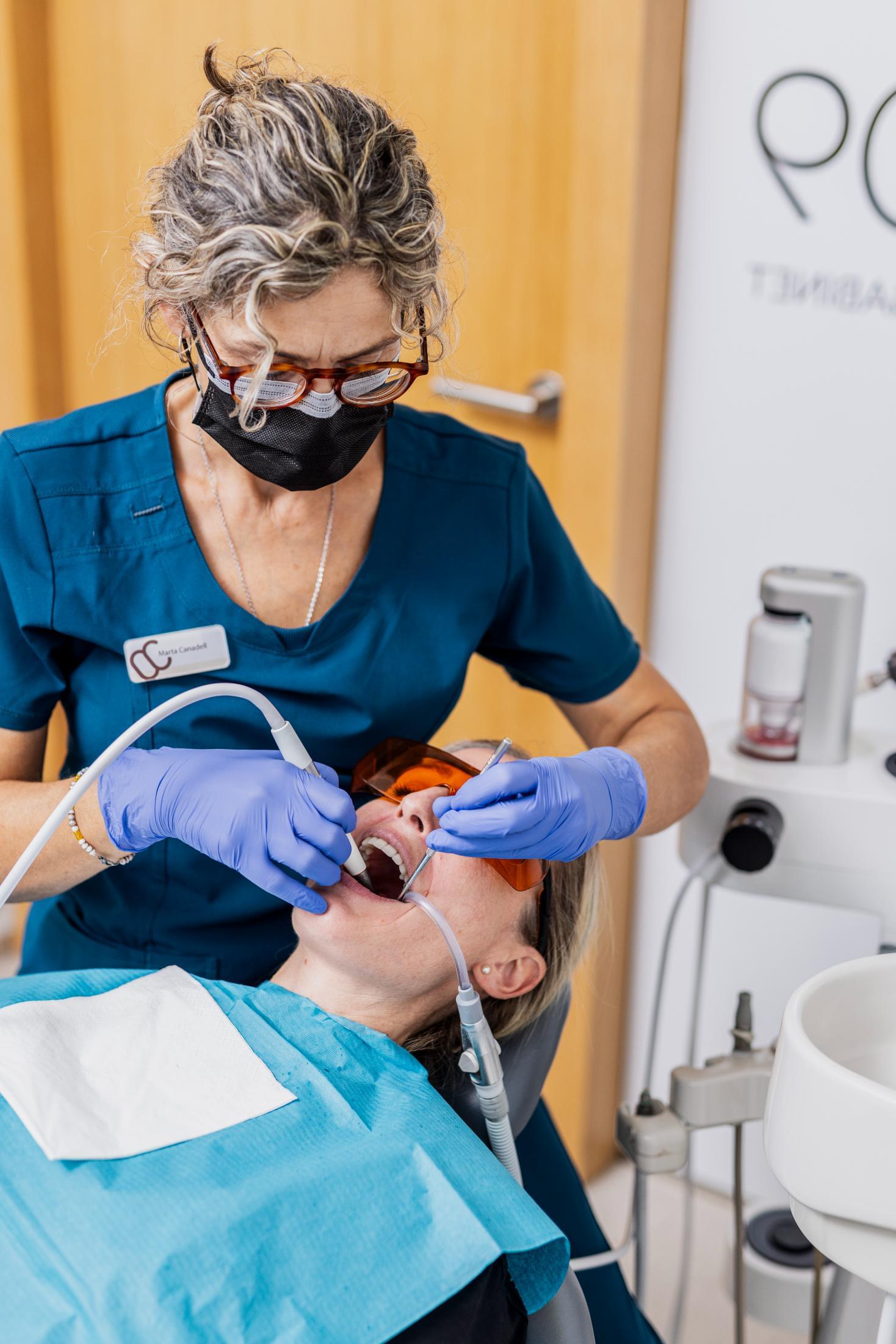 Higienista tractant a una pacient