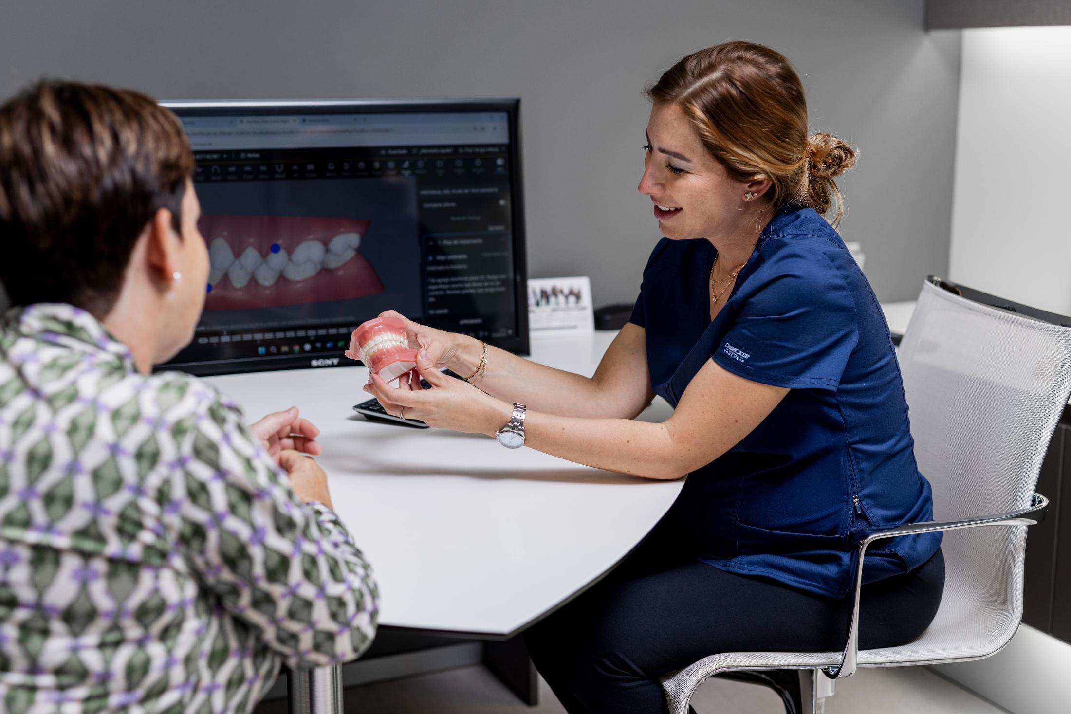 Dentista explicant un concepte a una pacient
