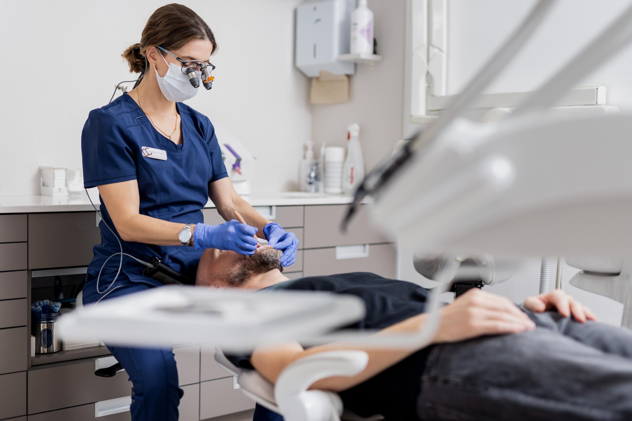 Dentista atenent un pacient